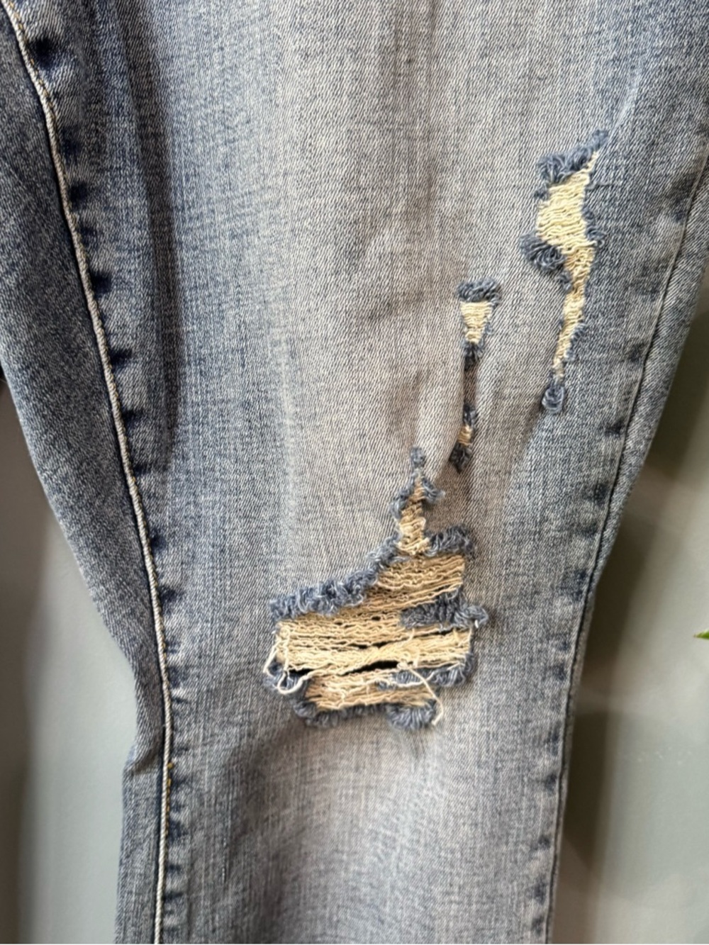 Judy Blue Boyfriend Fit Distressed Raw Hem Jeans. Size 16W (actual 31x33) - Picture 5 of 13